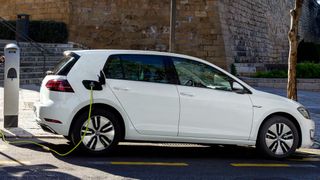 Ein E-Golf verbraucht laut ADAC Ecotest auf 100 Kilometer 17,3 Kilowattstunden. Bei einem Haushaltsstrompreis von 31 Cent pro Kilowattstunde entstehen Kosten von 5,36 Euro – und damit mehr als beim regulären Dieselmodell. (Bild: VW)