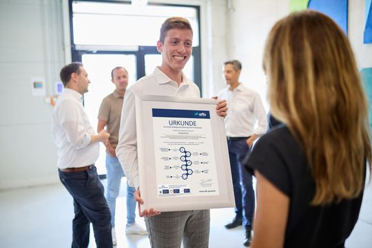 afb weist IT-Partnern KPIs zu CO2, Wasser und Inklusion auf einer individuellen Wirkungsurkunde aus.(Bild:  Jannik Hammes)