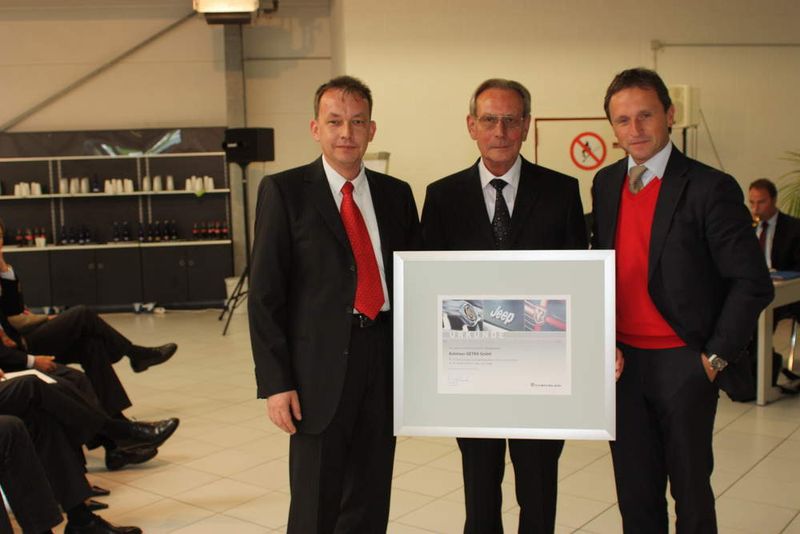Chrysler Deutschland ehrte drei Betriebe für ihre 20jährige Partnerschaft. Hier: Das Autohaus Getra aus Köln, (Archiv: Vogel Business Media)