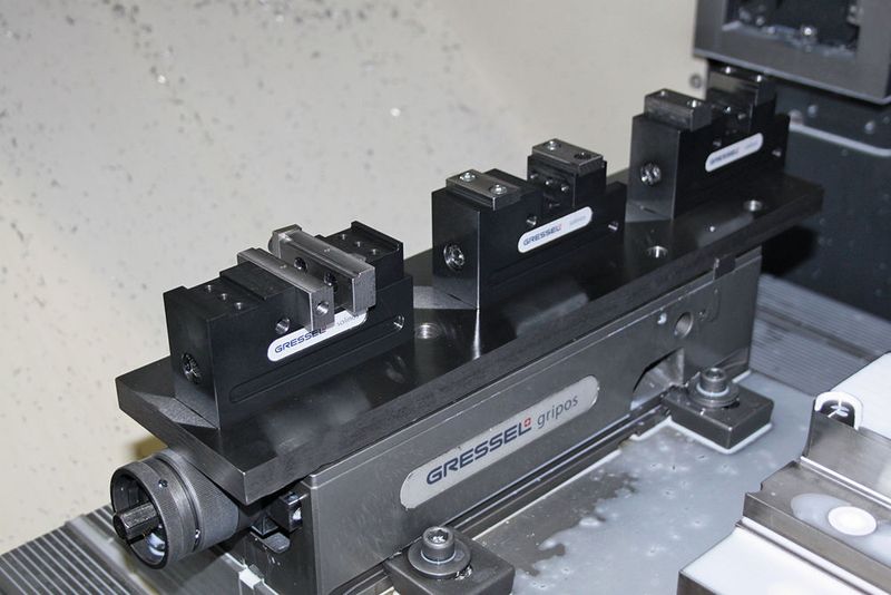 Auf den Maschinentisch aufgebauter NC-Schnellspanner «Gripos» als Träger für eine Spanneinheit, bestehend aus Grundplatte und drei Kleinteil-Spannern «Solinos 40». (Schubert)