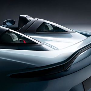 Unter den Speedster-Höckern ist noch Platz für Gepäck. Auffällig ist der große Heckflügel mit durchgehendem Rückleuchtenband.(Bild:  Aston Martin)