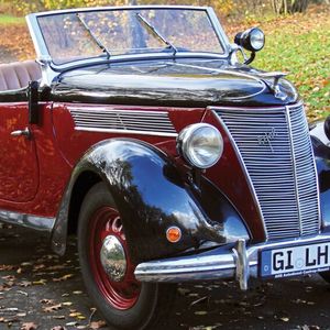 4. Preis: Auf ein über 80-jähriges Leben blickt dieser Wagen zurück, der damals in Köln-Niehl bei der Ford Motor Company AG startete – und dennoch kerngesund sowie einsatzbereit ist. Er hatte sich stets gut gehalten und musste niemals einer kompletten Restaurierung unterzogen werden: Dieser Ford Eifel Roadster mit seinem Dreigang-Getriebe bietet feinsten Reisegenuss mit dem unvergleichlichen Flair der frühen Dreißigerjahre. Hartmut Ide hat ihn gespendet und Uwe Hochstein vom AHS-Autodienst Castrop-Rauxel hat ihn technisch überarbeitet.(Bild:  Lebenshilfe Gießen)