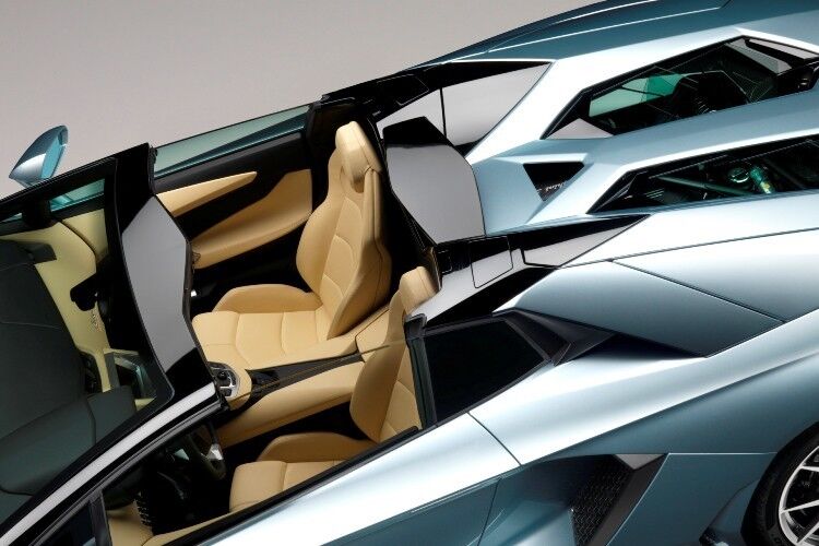 Der Zweisitzer hat kein Faltdach, sondern ein aus Carbon gefertigtes Hardtop. (Lamborghini)
