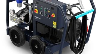 Seitlicher Blick auf den mobilen Kaltwasser-Höchstdruck-Reiniger MC 10P von Nilfisk. Es gibt das System in drei Varianten, die auch hartnäckigen Rückständen mit 1.100 bar Druck bei einem Wasserverbrauch von rund 1.800 Litern pro Minute den Garaus machen. (Bild: Nilfisk)