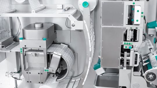 The Integra 720 Clearance is an integrated and robotised high‑speed line for packaging blister packs, including an AI‑based line clearance system.(Source:  Marchesini)