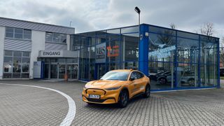 Rund 600 Fahrzeuge will Mothor an seinem neuen Standort in Brandenburg an der Havel künftig verkaufen. (Bild: Mothor)