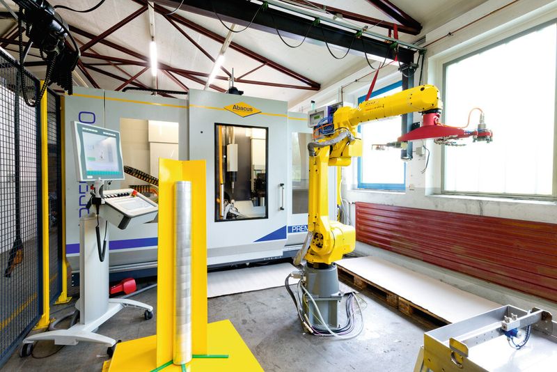 Seit dem Winter 2014/2015 bilden die Drückmaschine Premo 600 von Abacus und der Automatisierungsroboter „Lucy“ ein produktives Team bei der Jeßegus Umformtechnik. (Bild: Abacus / Clean Fotostudio)