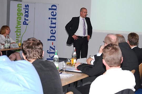 Andre Douverne von der Mercedes-Niederlassung Aachen erziehlt, wie sein Haus mit ausgefeilten Werbeaktionen Kunden in den Showroom holt. (Archiv: Vogel Business Media)