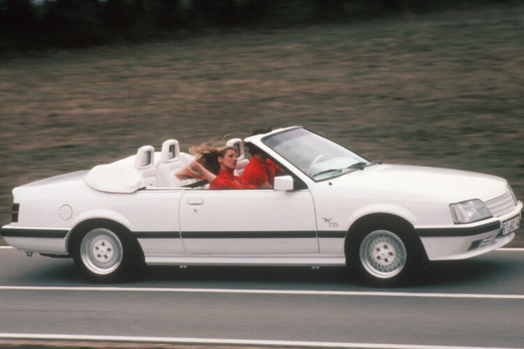 Für das Opel Monza KC 5 Cabrio, das ab 1985 im Angebot war, standen drei Motoren zur Verfügung: ein 2,2-Liter-Vierzylinder mit 115 PS und zwei Sechszylinder-Aggregate, davon ein 2,5-Liter-Motor mit 140 PS und ein 180 PS starkes Dreiliter-Triebwerk. Der Grundpreis des seltenen Cabrios – nur 172 Einheiten wurden produziert – lag bei 85.000 DM. (Foto: Opel)