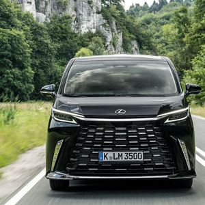Zum auffälligen Styling gehört ein Kühlergrill im XXL-Format, den vermutlich nicht jeder als elegant empfinden wird.(Bild:  Lexus)