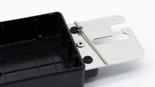 Der Gesipa-Blindniet Universalgrip kommt beispielsweise bei industriellen Kunststoff-Metall-Verbindungen zum Einsatz, bei denen Störkanten oder die Bauteilgeometrie den Zugang zum Setzpunkt begrenzen.  (Bild: Gesipa)
