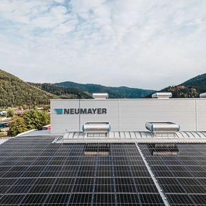 Neumayer nutzt Strom aus PV- und Windkraftanlagen und kauft Ökostrom zu. (Bild: Max Isele)