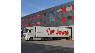 Eine neue Halle mit 20 Verladetoren erweitert die Lagerfläche beim Klebstoff- und Leimhersteller Jowat. Koch hat dort die Torabdichtungen entscheidend verbessert. (Bild: Koch)