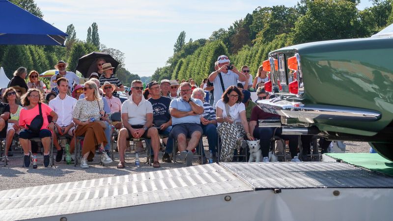 Am Sonnabend und Sonntag – hier während der Prämierung der Fahrzeuge am Sonntag – herrschte wieder bestes Classic-Gala-Wetter. (Bild: Peter Diehl)