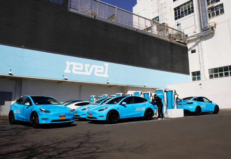 Revel bietet ein öffentliches Schnellladenetzwerk in New York an. Toyota Ventures hat sich an dem Unternehmen beteiligt. Es ist nur eines von vielen Start-ups, das der OEM unterstützt.(Bild:  Revel)