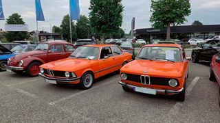Neben Regensburg ist nun auch der Standort Neuburg von Hofmann Automobile BMW Classi Partner. Zur Feier der Zertifizierung fand dort Ende Juli ein Oldtimertreffen statt. (Bild: Hofmann Automobile)