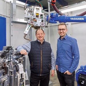 Roland Hermann (li.), Yaskawa und Thomas Pflüger, Gebr. Binder freuen sich über das gemeinschaftlich erfolgreich abgeschlossene Projekt. (Bild: Yaskawa Europe)