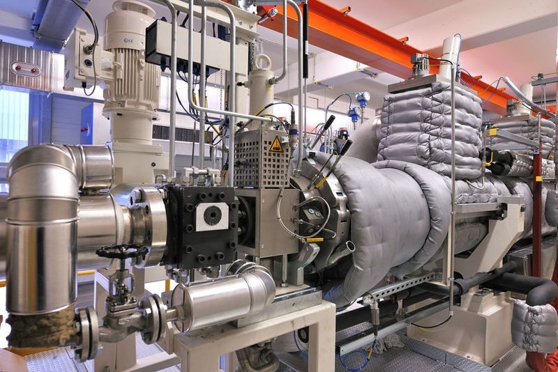 Die neue ACX-Anlage ermöglicht nun auch bei Hochleistungs-Acrylaten hohe Schichtdicken mit stärkerer Klebkraft und die Verwendung neuer Trägermaterialien. Damit öffnen sich für Tesa ganz neue Anwendungsfelder mit hohem Potenzial.  Bild: Tesa SE (Archiv: Vogel Business Media)