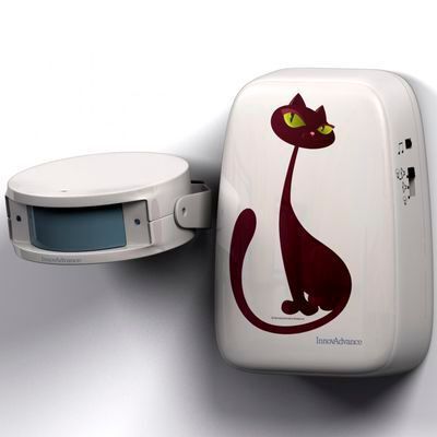 In der Wohnung vor der Hitze verbarrikadiert und die Katze schwitzt draußen? Bei www.radbag.de gibt es eine Katzenklingel für 24,95 Euro. Das Prinzip ist ganz einfach: Dort wo die Katze normalerweise wartet, wird ein Infrarotsensor angebracht. Sitzt die Katze dort und wartet, geht im Haus die drahtlose Alarmklingel los. Es gibt zehn unterschiedliche Klingeltöne (von ‚Ding Dong' bis ‚Miau') und bei Bedarf kann sie auch auf nur blinken eingestellt werden. So sieht man sofort, wann sie rein möchte. (www.radbag.de)