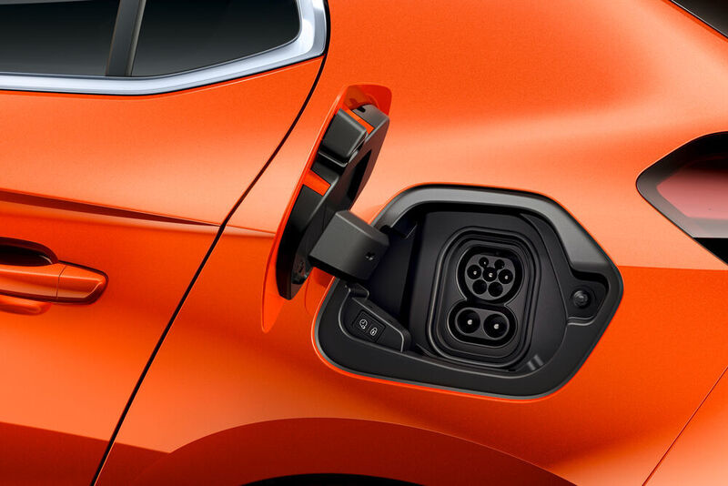 Statt eines Tankdeckels hat der Corsa-E einen Schnellladeanschluss. So kann er mit bis zu 100 kW Ladeleistung umgehen, was die Akkus binnen 30 Minuten auf 80 Prozent ihrer vollen Kapazität bringt. (Opel)