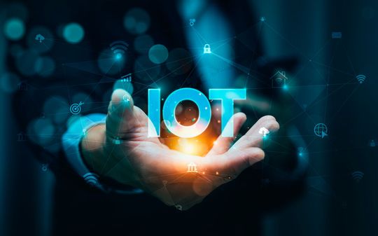 The IIoT (Industrial Internet of Things) connects machines and devices in industrial applications to collect and analyze data in real-time, increasing efficiency and automation in production processes.(Image: © Sutthiphong - stock.adobe.com)