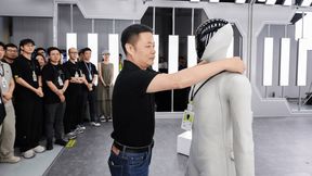 He Xiaopeng hängt dem Humanoiden „IRON“ einen Mitarbeiterausweis um den Hals, als Teil des Teams. (Bild: Xpeng)