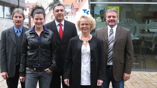 Das STS-Team  auf steilem Wachstumskurs: (v.l.n.r.) Roman Dederscheck (49), Kerstin Dudda (24), Grigorios Kenanidis (46), Darja Gaugel (45) und Andreas Jäger (42) setzen Kundenwünsche kurzfristig in qualitativ hochwertige Produkte um. (Archiv: Vogel Business Media)