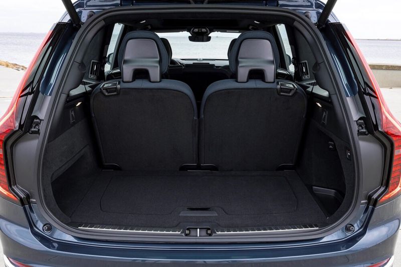 Bis zu 1.816 Liter bei umgeklappter Sitzbank schluckt der Kofferraum. (Bild: Volvo)