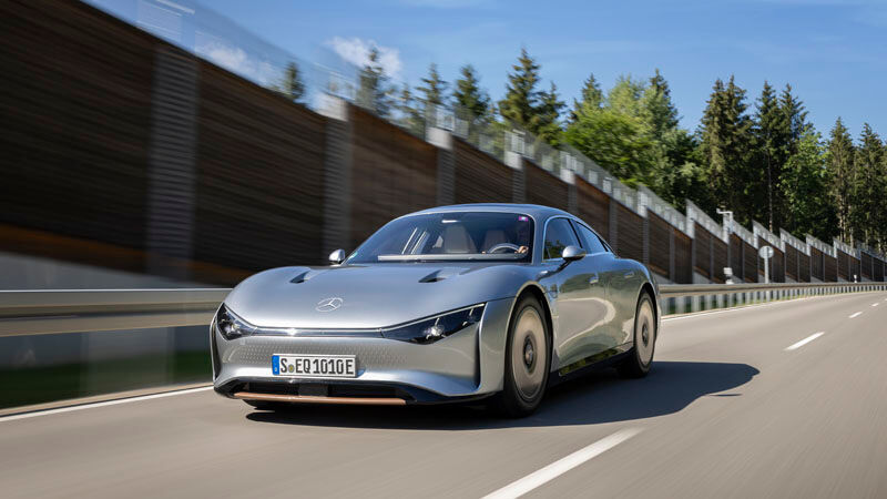 So sieht bei Mercedes die Elektromobilität der nicht mal so fernen Zukunft aus: Der Vision EQXX bringt einiges mit, was die Ingenieure vielleicht bald in Serienfahrzeugen unterbringen können. (Bild: Mercedes-Benz)