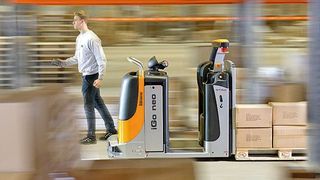 Der intelligente Teamplayer „iGO neo CX 20“ folgt nur seinem Bediener und erkennt dessen Absichten anhand von Bewegungen. (Still)