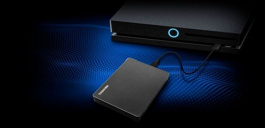 Gaming-Festplatten wie die Canvio Gaming von Toshiba liefern zusätzlichen Speicherplatz für Xbox, PlayStation und PC, sodass Anwender den internen Speicher der Geräte nicht für neue Games freiräumen müssen und Spiele bequem mit zu Freunden nehmen können.(Bild:  Toshiba Electronics Europe)