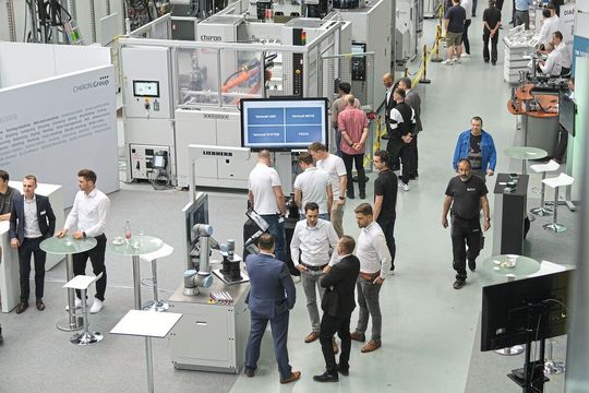 Auf der diesjährigen Hausausstellung von Chiron werden verschiedene innovative Komplettsysteme aus Bearbeitungszentrum und Automation präsentiert.(Bild:  Chiron Group)