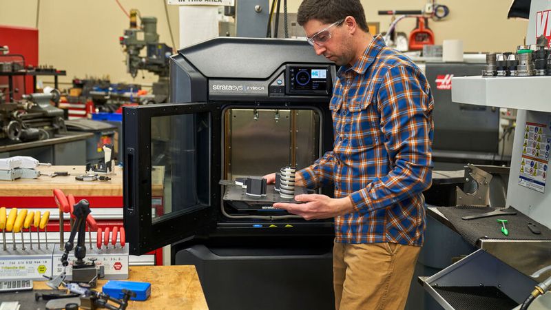 Die neuen compositefähigen 3D-Drucker von Stratasys ergänzen traditionelle Fertigungstechnologien durch den hochfesten 3D-Druck von Verbundwerkstoffen.(Bild:  Stratasys)