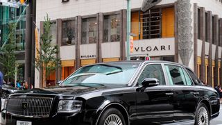 Der Toyota Century fällt im Straßenverkehr auf. (Toyota)