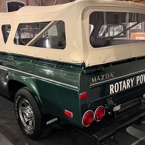 Ein ständiger Begleiter jedes Rotary Pick-ups war der eingeprägte Hinweis auf seinen Antrieb in der Heckklappe der Pritsche.(Bild:  Mazda)