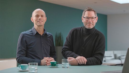v.l.: Reto Zürcher (CEO von HB-Therm) und Gunnar Hack (Eigentümer und Geschäftsführer bei Hack Formenbau), vertieften die Kooperation beider Unternehmen. (Bild:  HB-Therm)