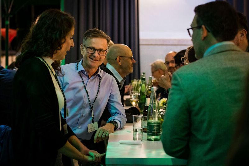 Bei der Abendveranstaltung am Vorabend der Veranstaltung im Maschinenhaus des Bürgerbräus Würzburg kamen bereits zahlreiche Teilnehmer bei gutem Essen und Trinken zusammen. Bereits hier gab es regen Austausch.  (Bild: Stefan Bausewein)