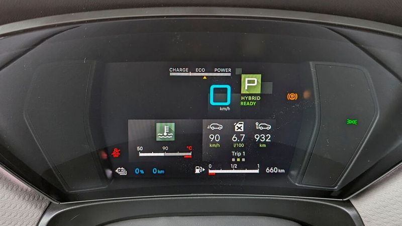 7. Die Reichweite: Citroën vermarktet den C5 X ganz gezielt als Reiseauto, doch die Reichweite der PHEV-Variante passt dazu nicht. Zwar konnten wir den Batteriebetrieb nicht testen, doch nach den Erfahrungen mit den baugleichen Antrieben des Peugeot 308 und des Opel Astra kann man von gut 40 Kilometern ausgehen. Im Benzinbetrieb sind mit dem 40-Liter-Tank bei Autobahntempo gut 450 Kilometer drin. Die Anzeige von 660 Kilometern Reichweite im Kombiinstrument basiert mutmaßlich auf dem 52-Liter-Tank der Verbrenner-Variante. (Bild: Rosenow – VCG)