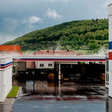 Trigema betreibt an drei seiner Standorte je eine Tankstelle. Das Textilunternehmen ist in der aktuellen Krise durch besonders günstige Kraftstoffpreise aufgefallen. (Bild: TRIGEMA W. Grupp/Screenshot: Vogel Communications Group)