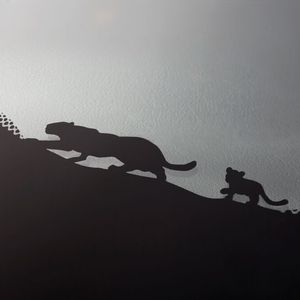 Beim Jaguar E-Pace schleicht in der schwarzen Umrandung der Windschutzscheibe beispielsweise ein stilisierter Jaguar mit Baby entlang.