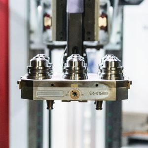 The robot with the long telescopic X-axis feeds the machine with new workpieces to be machined. The UPC palletizing system positions the workpiece carriers with a repeatability of less than 0.003mm.