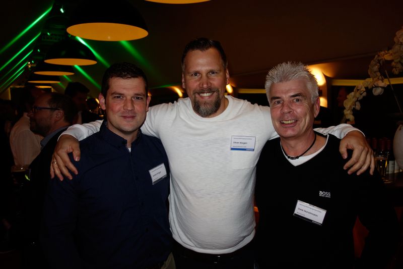 (v. l.) Andre Kröger, Wortmann, Oliver Rösgen, Samsung, und Uwe Horstmann, Wortmann, sind sich noch nicht über die Biersorte einig. (Bild: IT-BUSINESS)