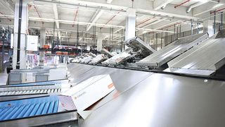 Der Kippschalensorter Ferag-Denisort erreicht hohe Durchsatzraten von bis zu 15.000 Artikeln pro Stunde. (Bild: Ferag)