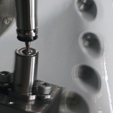 Ein komplexer Bearbeitungsvorgang, der auch bei dem fürs Foto abgestellten Kühlschmiermittel (B05b) nur leicht verschwommen erkennbar ist. Am Ende steht ein hochpräziser Auswerfer-Kern mit konischer Bohrung (Bild: Kern Microtechnik GmbH)