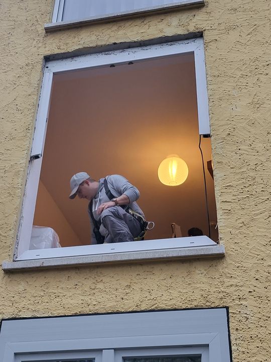 Das Salamander Greta Fenster besteht aus zu 100 Prozent recycelten Kunststoff, gewonnen aus Altfenstern und Produktionsresten. Es ist wiederum zu 100 Prozent recycelbar und fördert so die nachhaltige Kreislaufwirtschaft.(Bild:  Salamander Industrie-Produkte GmbH)