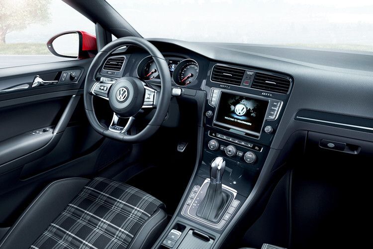 Das sportive Cockpit entspricht der äußerlichen Erscheinung mit Dachkantenspoiler, Diffusor und abgedunkelten LED-Rückleuchten. (Foto: VW)