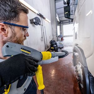 Während der Anwender normalerweise den Auslösegriff einer Hochdrucklanze ziehen und damit gegen den Wasserdruck arbeiten muss, nutzt die „EasyForce-Hochdruckpistole“ die Rückstoßkraft des Hochdruckstrahls und reduziert damit die Haltekraft für den Anwender auf null.(Bild:  Kärcher)