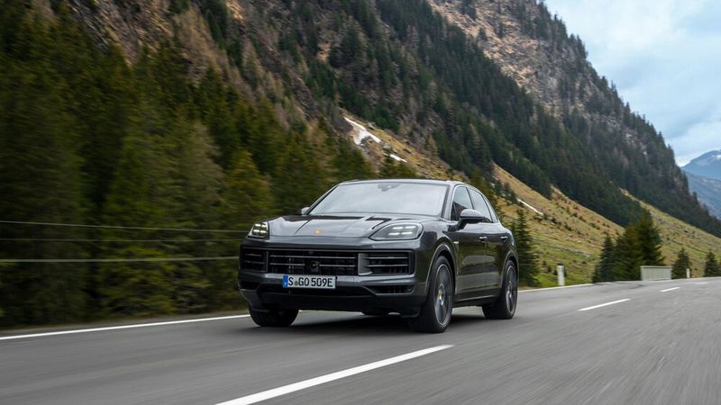 Der „Cayenne E-Hybrid“ schafft bis zu 74 Kilometer rein elektisch. (Bild: Porsche)