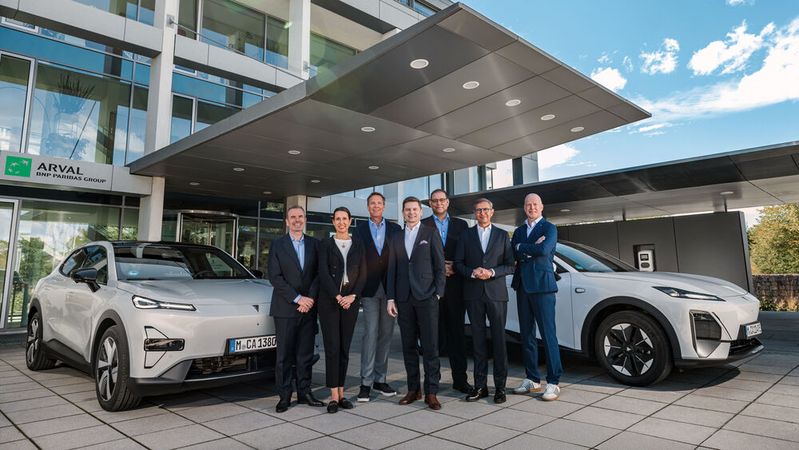 V.l.: Sébastien Valy (Geschäftsführer, Arval Deutschland), Claudia Kaiser (Retail Director, Arval Deutschland), Christian Schüßler (Director Strategic Partnerships, Arval Deutschland), Steffen Obst (Head of Sales, Changan), Karim Ben Naceur (Fleet and Leasing Manager, Changan), Michel Thebault (CEO Consors Finanz BNP Paribas), Bernd Brauer (Head of Mobilty, Consors Finanz)(Bild:  Paul Paulsen)