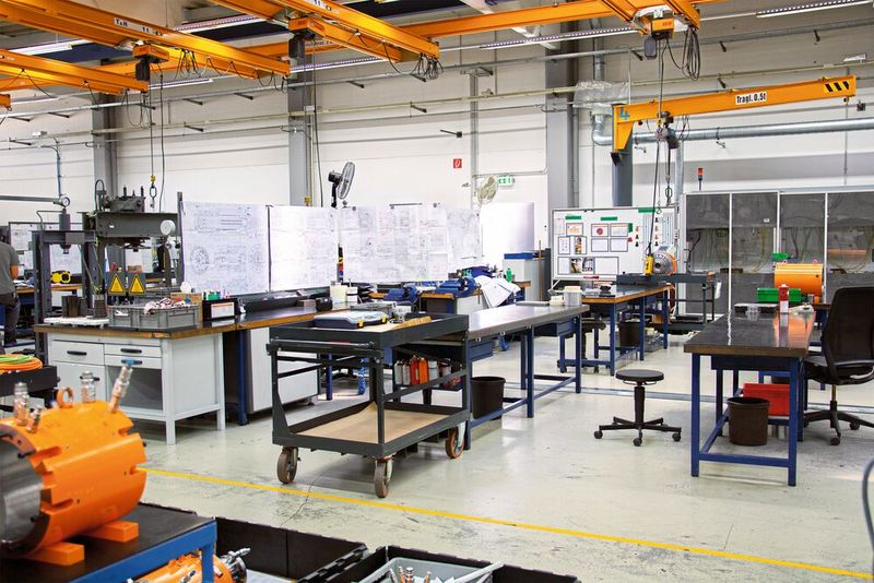 Wo an Montagearbeitsplätzen noch Baupläne auf Papier dominieren, lässt sich oft ein digitaler Prozess einführen. (Bild: Elabo)